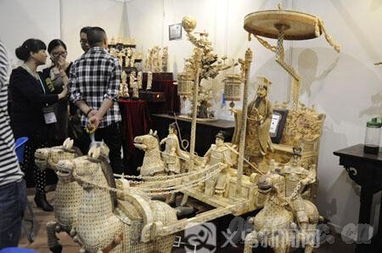 森博會木竹工藝品展區(qū) 木雕與牙雕爭奇斗艷，竹工藝品研發(fā)引領(lǐng)文旅新風(fēng)尚
